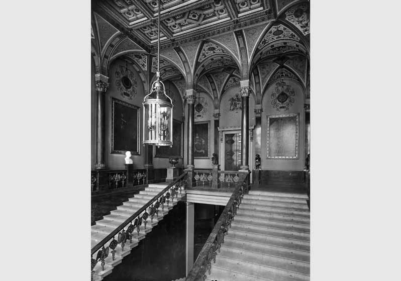 Blick in das Treppenhaus im Kronprinzen-Palais