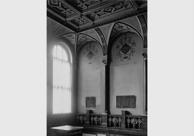 Blick in das Treppenhaus im Kronprinzen-Palais