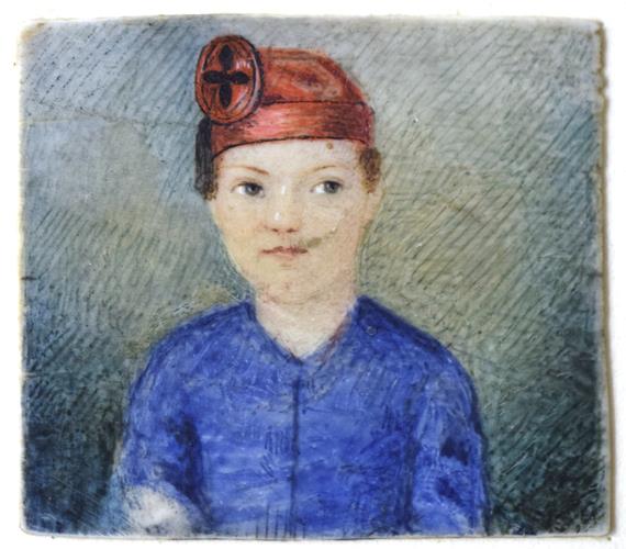 Porträt eines Jungen in blauer Jacke und roter Mütze