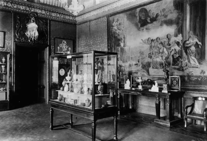 Aufstellung des Kunstgewerbemuseums im Berliner Stadtschloss, Raum 57, Rotes Zimmer