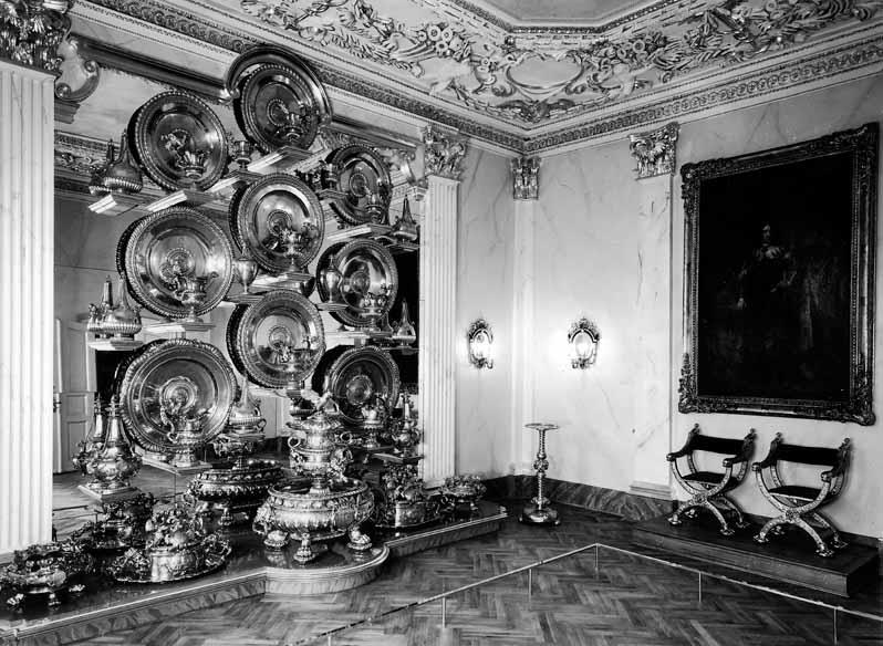 Aufstellung des Kunstgewerbemuseums Schloss Köpenick, Raum 32, Großes Berliner Silberbuffet