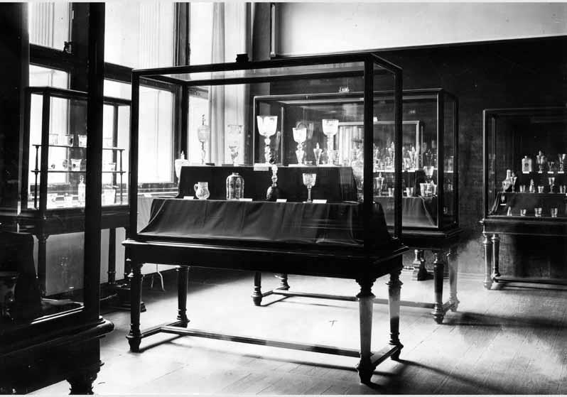 Sonderausstellung des Kunstgewerbemuseums "Glassammlung von Jacques Mühsam" in der Prinz-Albrecht-Straße, Raum 10