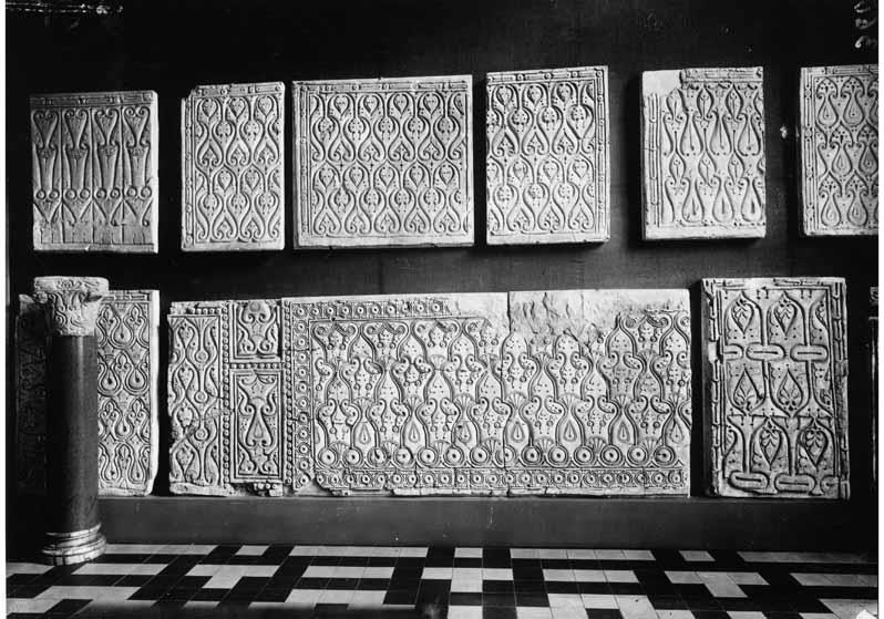 Aufstellung des Museums für Islamische Kunst im Kaiser-Friedrich-Museum, Stuckplatten aus Samarra, Raum 14