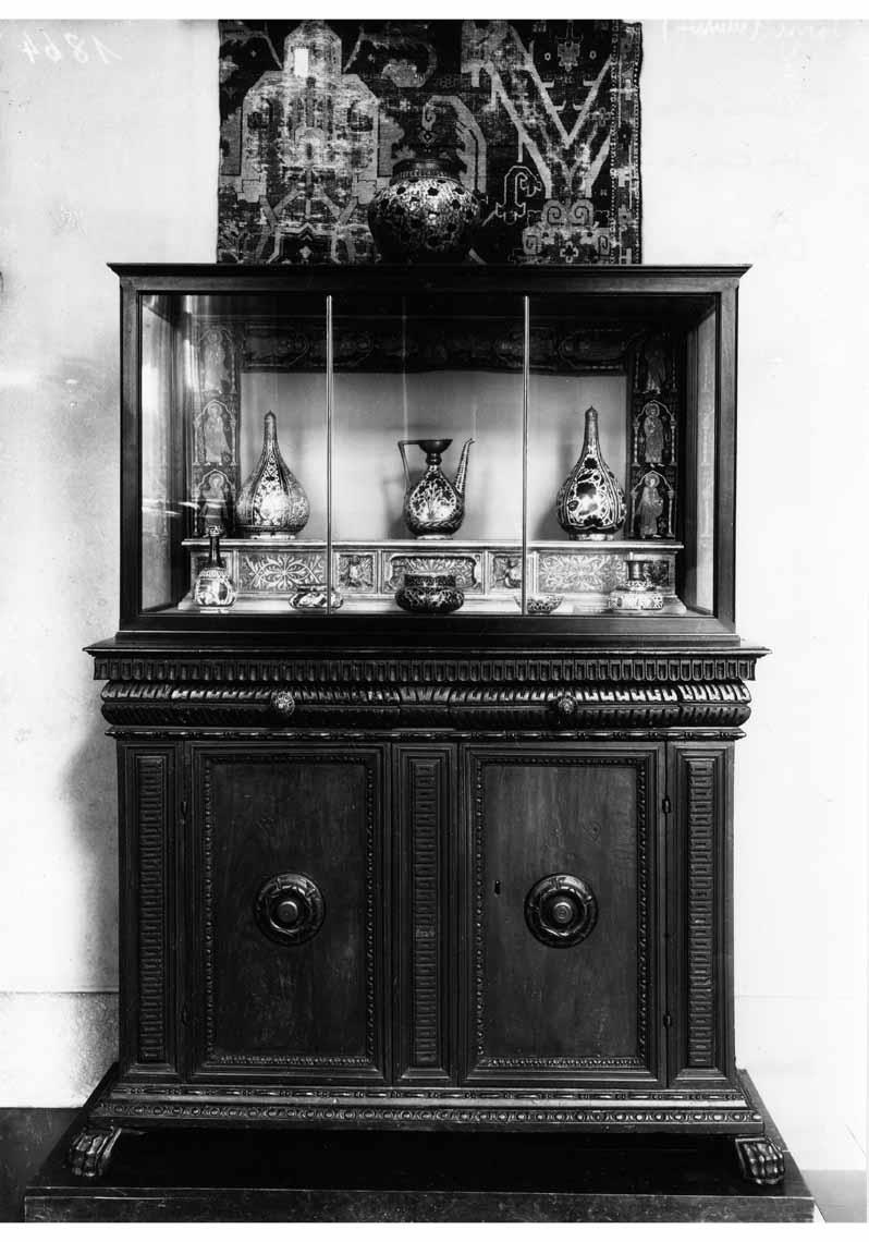 Aufstellung des Museums für Islamische Kunst im Kaiser-Friedrich-Museum, Vitrine mit später persischer Keramik, Raum 9