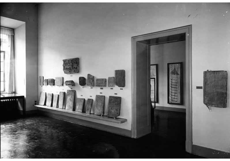 Aufstellung des Museums für Islamische Kunst im Pergamonmuseum,  Epigraphik-Saal (Raum 1) mit Blick in den Saal türkischer Urkunden (Raum 2)