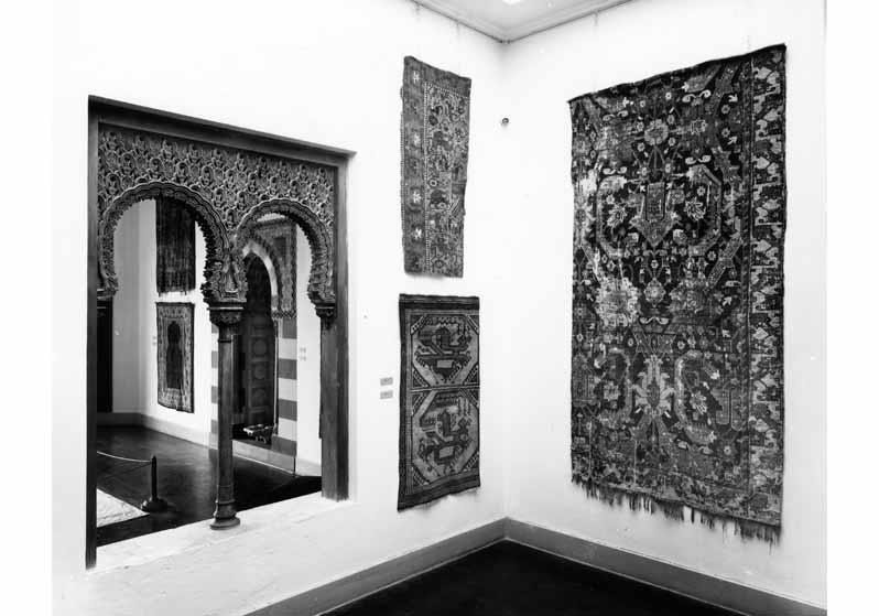 Aufstellung des Museums für Islamische Kunst im Pergamonmuseum,  Spanischer Saal (Raum 7) mit Blick in den Ägyptischen Saal (Raum 6)