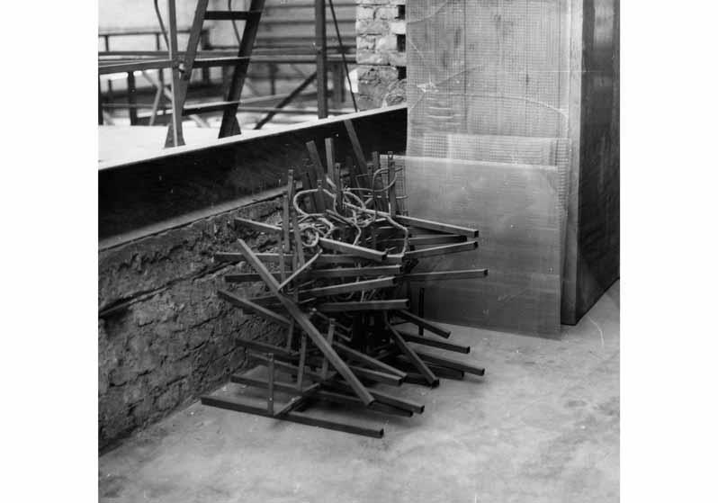 Zerstörter Depotbereich (verm. Teppichwaschanlage) des Museums für Islamische Kunst im Dachgeschoss des Südflügels des Pergamonmuseums, Detailaufnahme