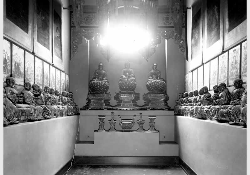 Aufstellung der Ostasiatischen Kunstsammlung in der Prinz-Albrecht-Straße, kleine buddhistische Kapelle