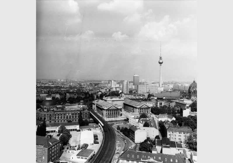 Blick vom Internationalen Handelszentrum auf die Museumsinsel vor dem Hintergrund des Fernsehturms