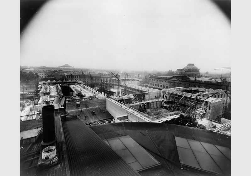 Blick vom Dach der Nationalgalerie auf das im Bau befindliche Pergamonmuseum