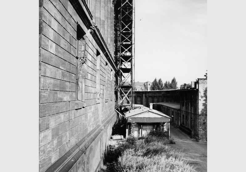 Blick auf die eingerüstete Fassade der Nationalgalerie vor dem Hintergrund der Kolonnaden