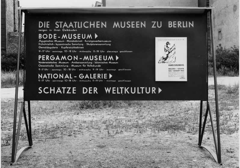 Hinweistafel zu den Staatlichen Museen vor dem S-Bahnhof Marx-Engels-Platz (Hackescher Markt)