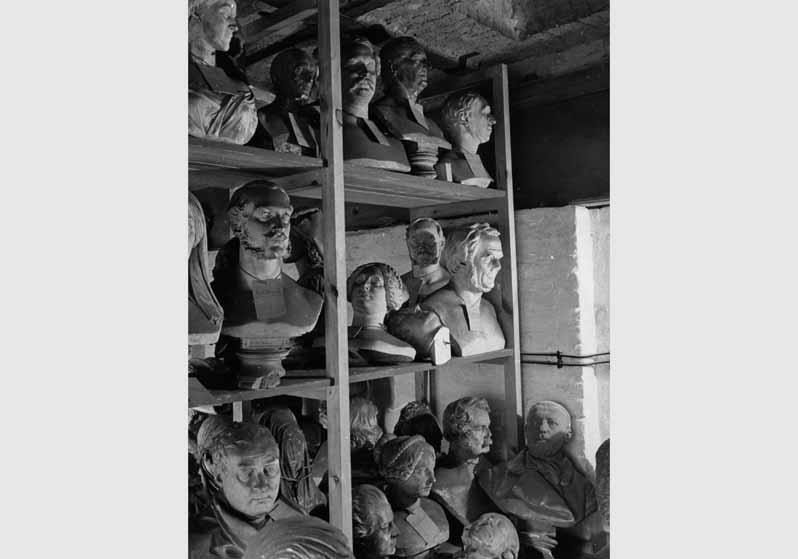 Blick in das Gipsdepot der Nationalgalerie in den Kolonnaden auf der Museumsinsel