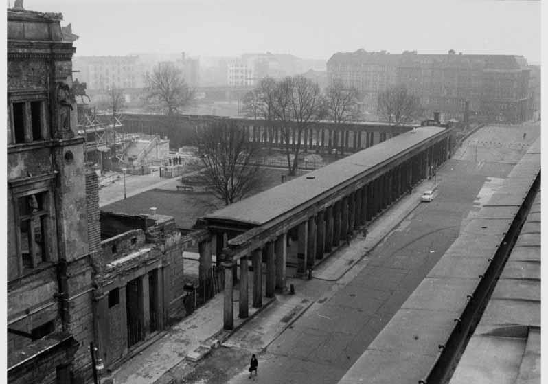 Blick vom Dach des Alten Museums auf die Kolonnaden und auf die zum Teil zerstörte Fassade des Neuen Museums