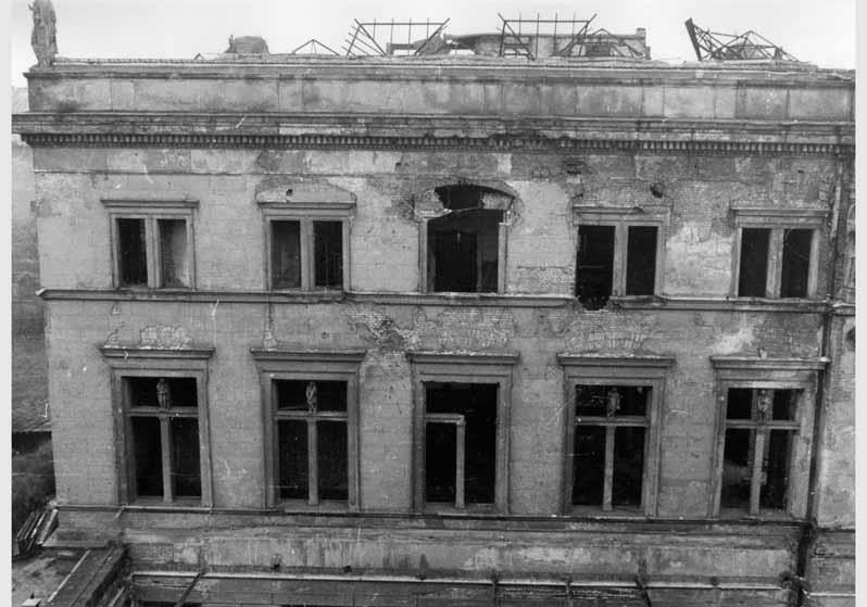 Blick auf die zum Teil zerstörte Fassade des Neuen Museums