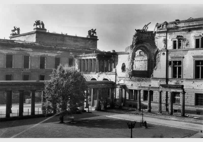 Blick auf die zum Teil zerstörte Fassade des Neuen Museums, den Übergang zum Alten Museum sowie die Kolonnaden