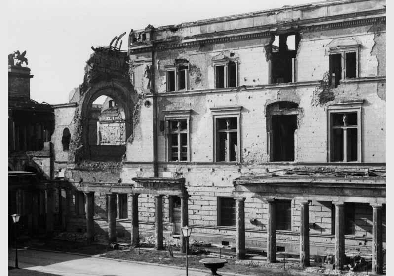 Blick auf die zum Teil zerstörte Fassade des Neuen Museums