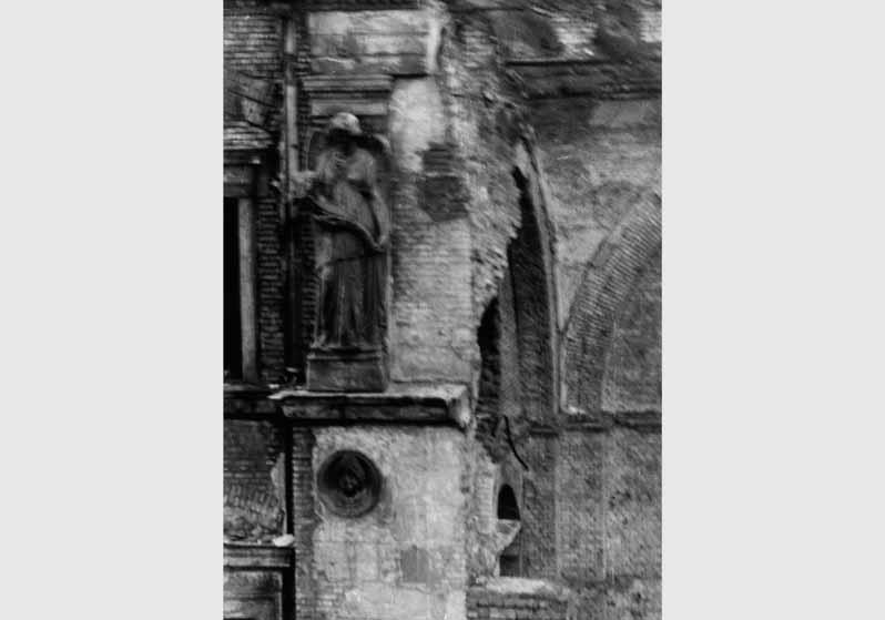 Blick auf die Risalitfigur von Heinrich Berges "Geflügelte Viktorie mit Füllhorn" an der zum Teil zerstörten Fassade des Neuen Museums