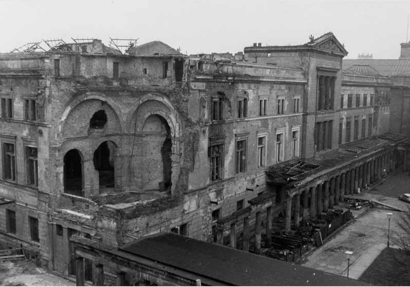 Blick auf den zerstörten Übergang und die zerstörte Fassade des Neuen Museums