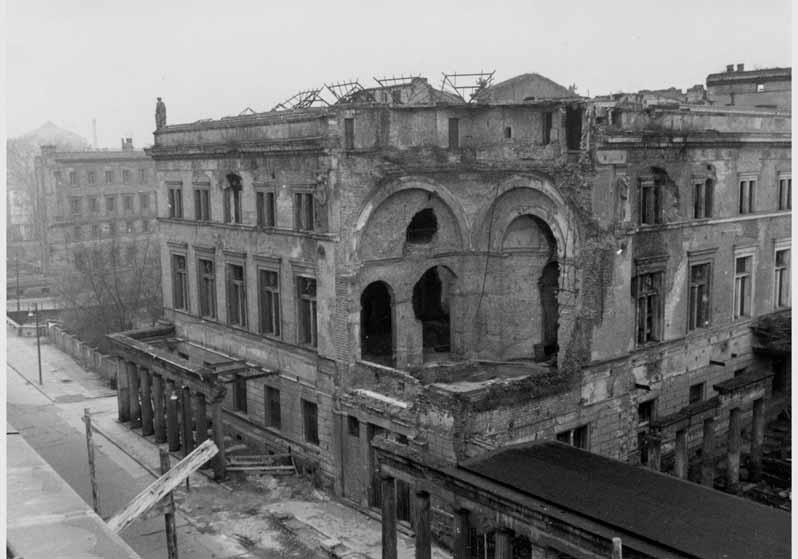 Blick auf den zerstörten Übergang und die zerstörte Fassade des Neuen Museums