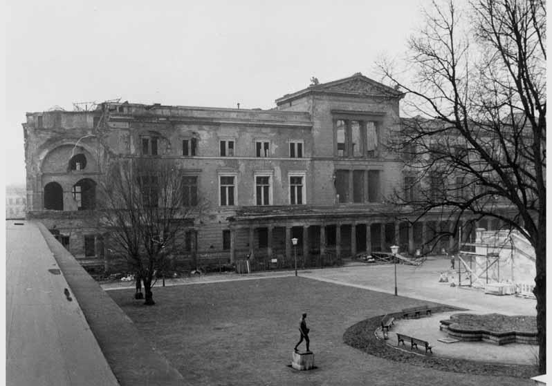 Blick vom Dach der Kolonnaden auf die zum Teil zerstörte Fassade des Neuen Museums