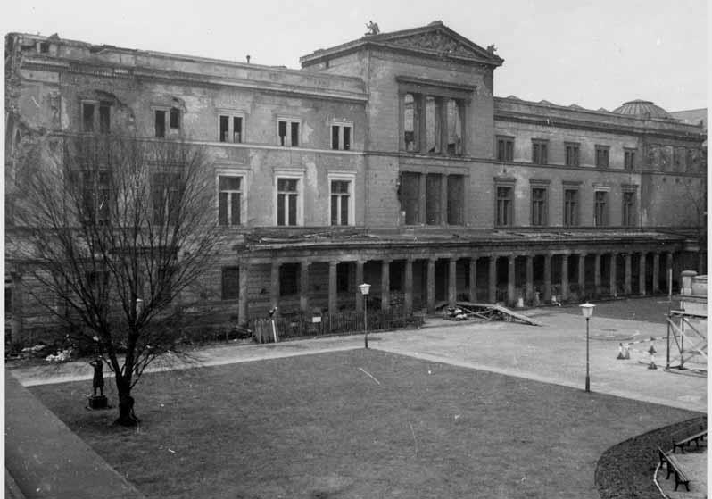 Blick vom Dach der Kolonnaden auf die zum Teil zerstörte Fassade des Neuen Museums