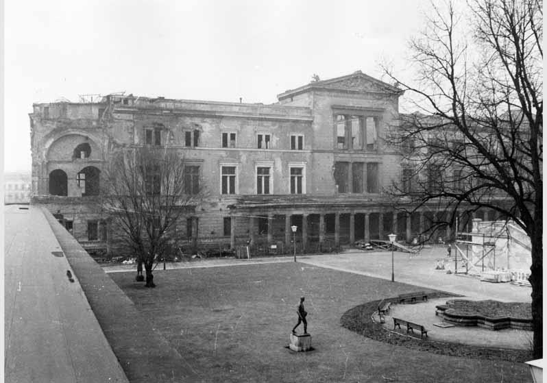 Blick vom Dach der Kolonnaden auf die zum Teil zerstörte Fassade des Neuen Museums