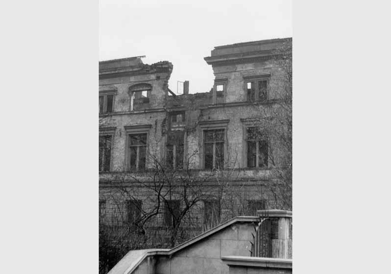 Blick auf die zum Teil zerstörte Fassade des Neuen Museums