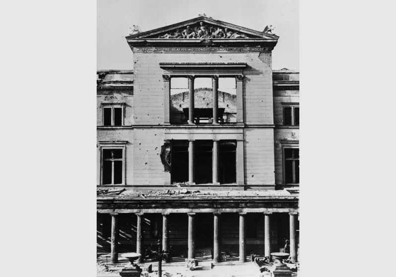 Blick auf den zum Teil zerstörten Eingangsbereich des Neuen Museums