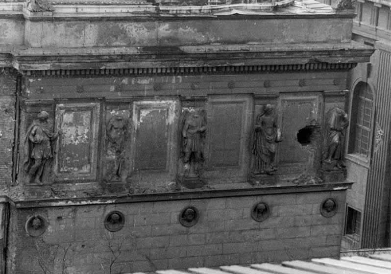 Blick auf die zum Teil zerstörte Fassade des Neuen Museums