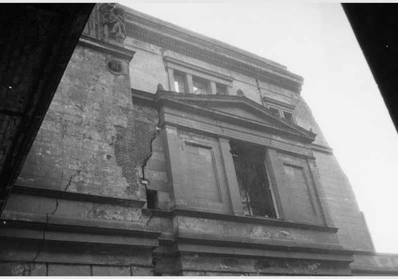 Blick auf die zum Teil zerstörte Fassade des Neuen Museums