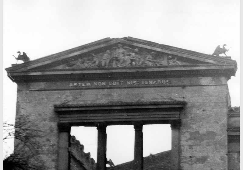 Blick auf die zerstörte Fassade des Neuen Museums