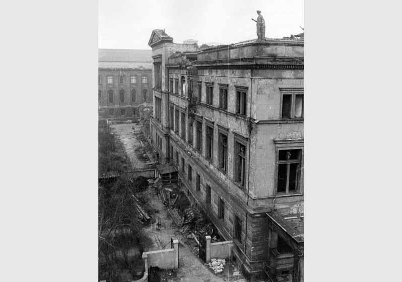 Blick vom Dach des Alten Museums auf die zum Teil zerstörte Fassade des Neuen Museums