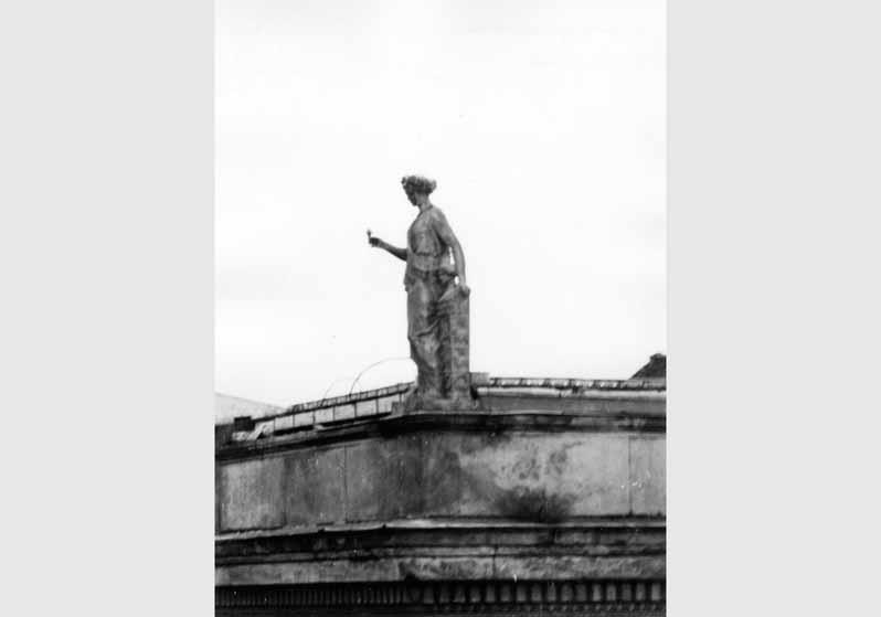 Zinkfigur auf dem Dach des Neuen Museums von Karl-Heinrich Möller "Die Kunst"
