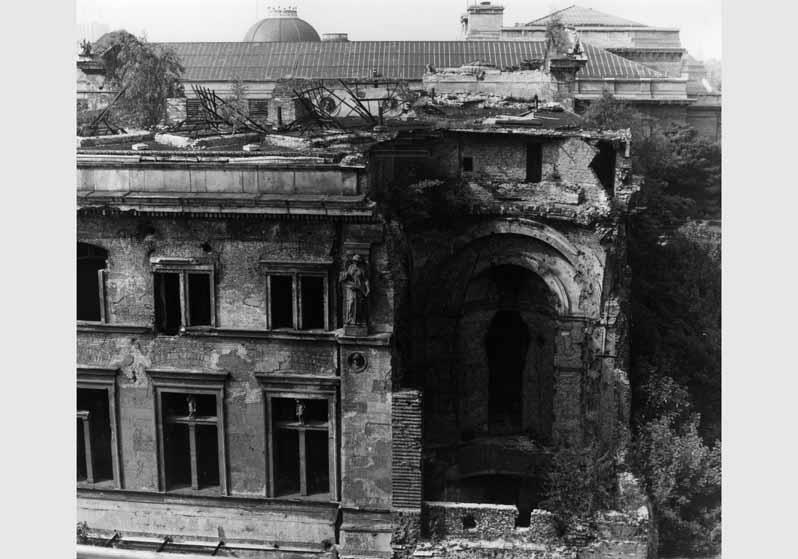 Blick auf die zum Teil zerstörte Fassade des Neuen Museums