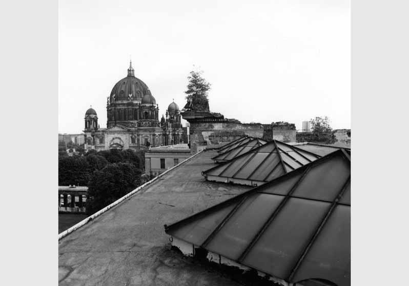 Blick auf das Dach des Neuen Museums vor dem Hintergrund des Berliner Doms
