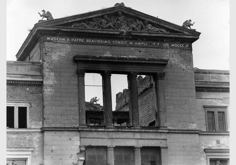 Blick auf den Giebel des Neuen Museums