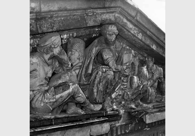 Blick auf die zum Teil zerstörte Figurengruppe von Friedrich Drake am Neuen Museum
