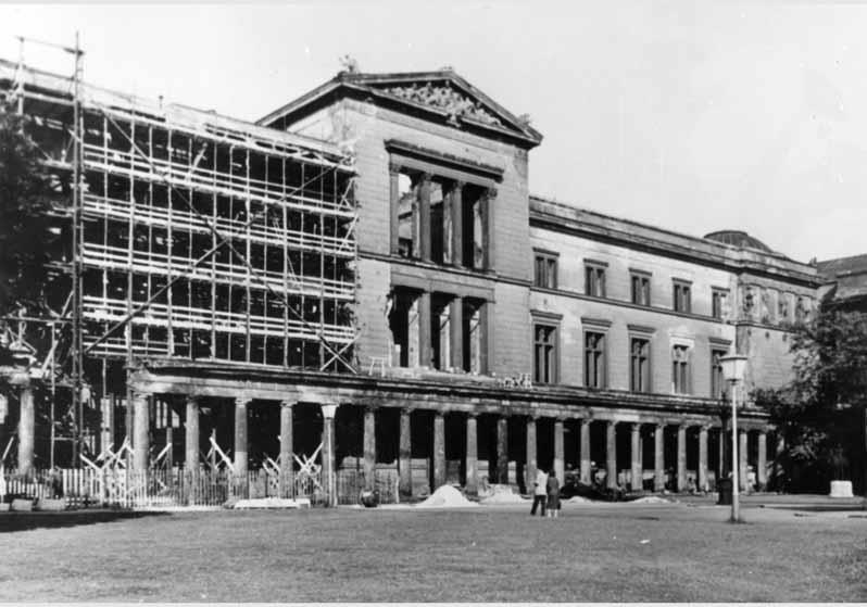 Blick auf die zum Teil eingerüstete Fassade des Neuen Museums