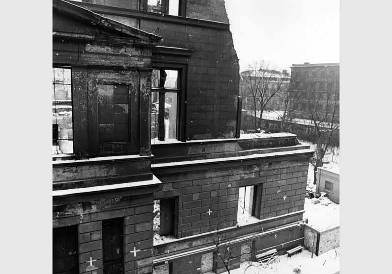 Blick auf die zum Teil zerstörte Fassade des Neuen Museums