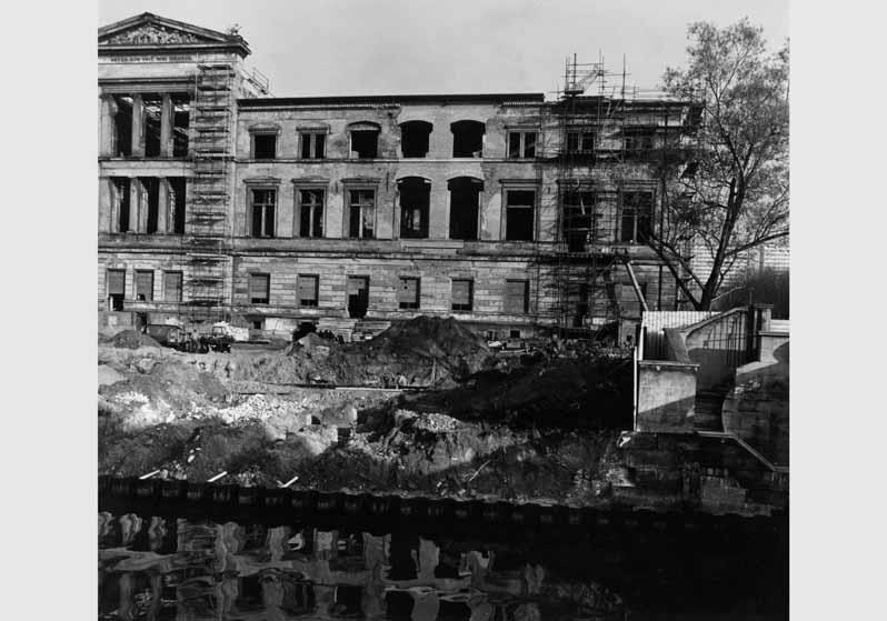 Blick auf die zum Teil zerstörte Fassade des Neuen Museums