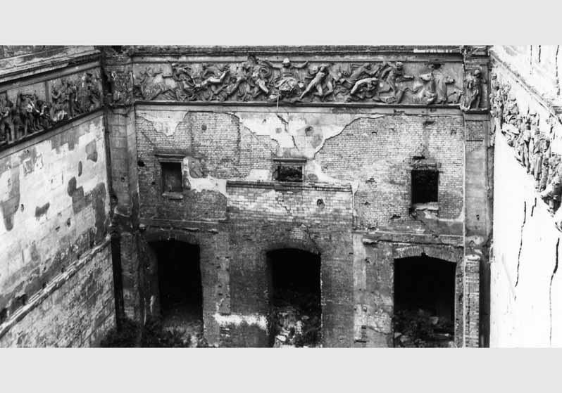 Blick auf einen Teil des Frieses "Untergang von Pompeji durch die Gewalt der Naturelemente" von Hermann Schievelbein im Griechischen Hof des Neuen Museums