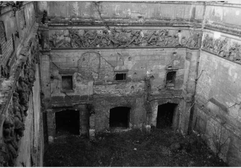 Blick auf einen Teil des Frieses "Untergang von Pompeji durch die Gewalt der Naturelemente" von Hermann Schievelbein im Griechischen Hof des Neuen Museums