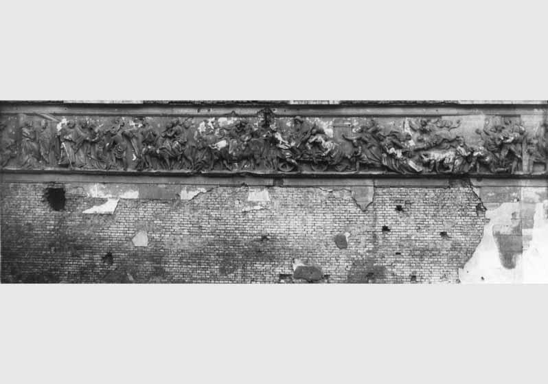 Blick auf einen Teil des Frieses "Untergang von Pompeji durch die Gewalt der Naturelemente" von Hermann Schievelbein im Griechischen Hof des Neuen Museums