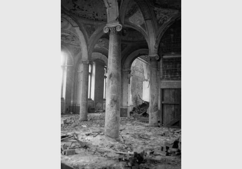 Blick in den zerstörten Mittelalterlichen Saal im Neuen Museum