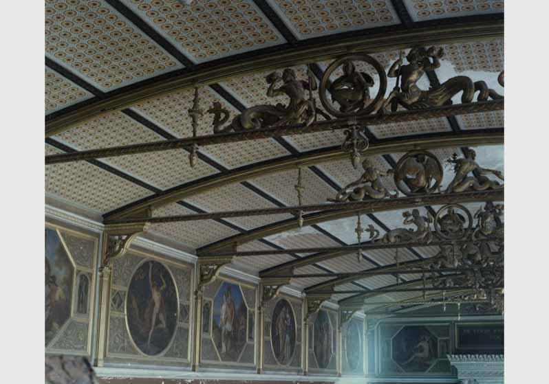 Blick auf die zum Teil zerstörte Decke des Niobidensaals im Neuen Museum