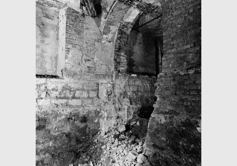 Blick auf das zerstörte Kellergeschoß des Neuen Museums