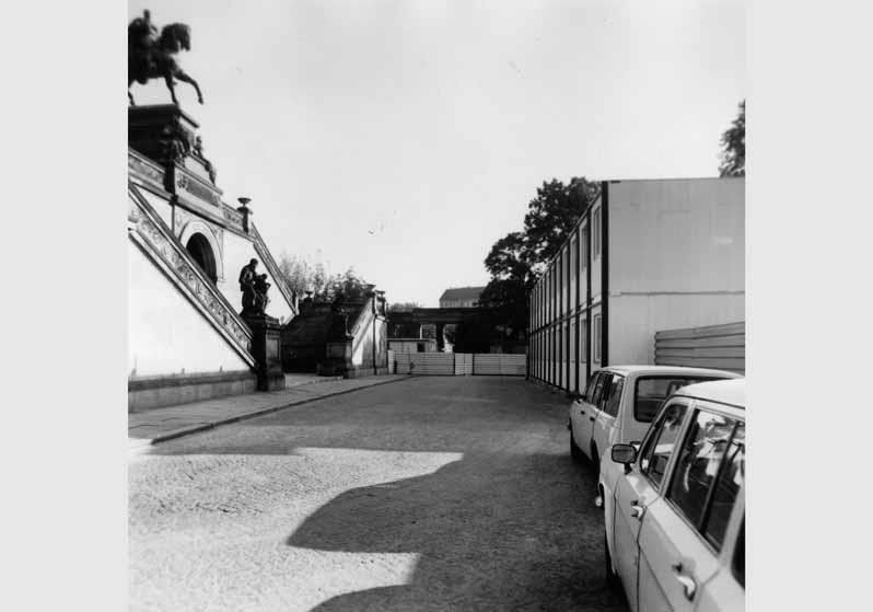 Baucontainer vor der Freitreppe der Nationalgalerie