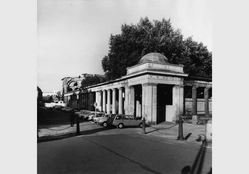 Parkende Autos vor den zugemauerten Kolonnaden an der Museumsinsel