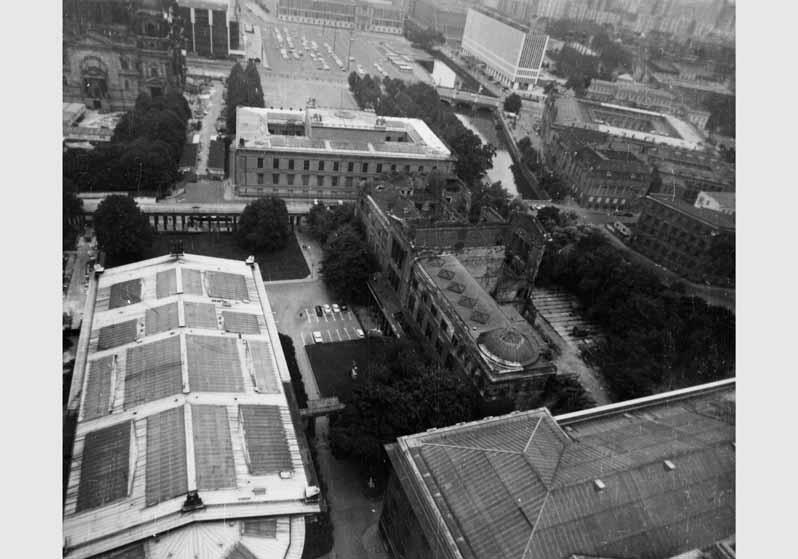 Luftbildaufnahme von der Museumsinsel mit Blick auf das Alte Museum, das Neue Museum und das Dach der Nationalgalerie